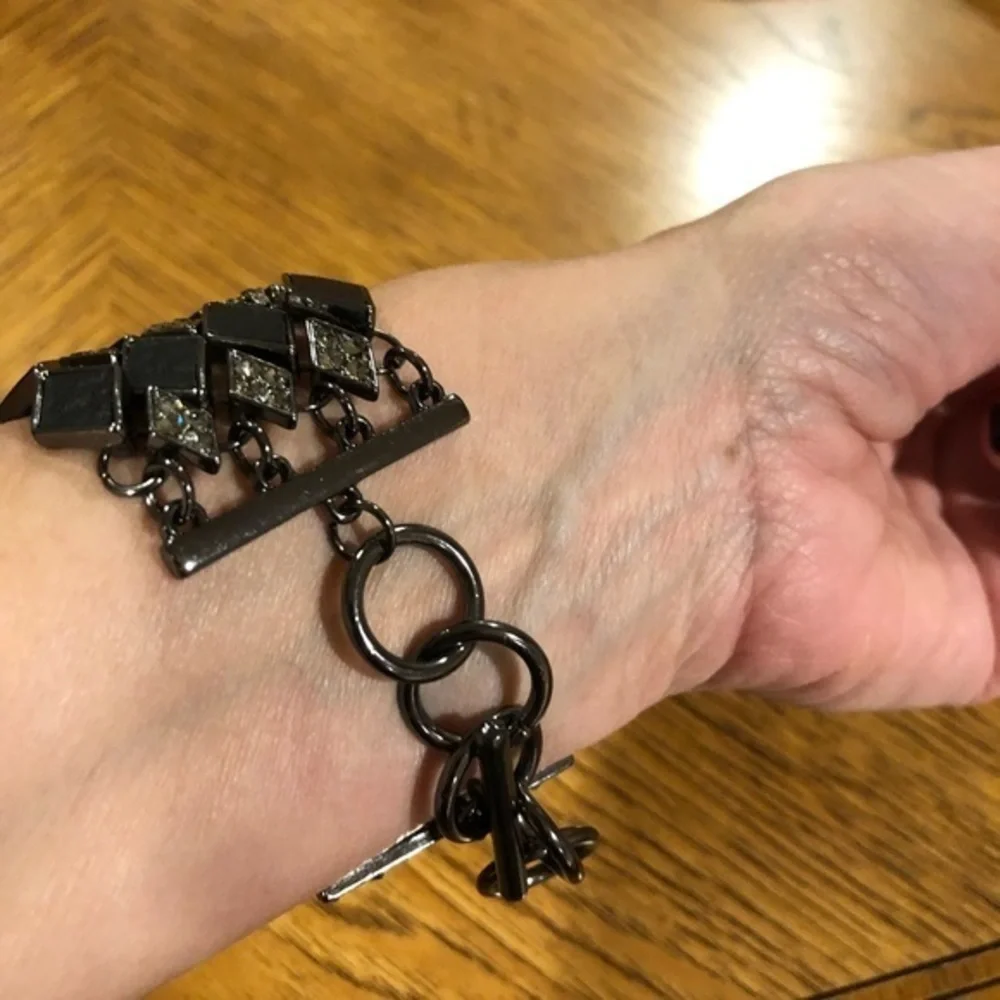 Black stones/faux diamond shaped toggle bracelet‎